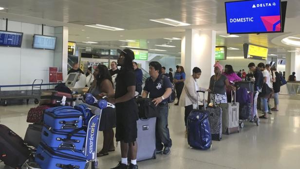 Passengers wait to check in to Delta Airlines flig Delta-Passagiere in den USA
