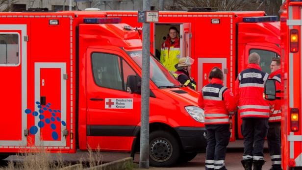 Mehrere Rettungswagen des Deutschen Roten Kreuzes stehen nebeneinander.