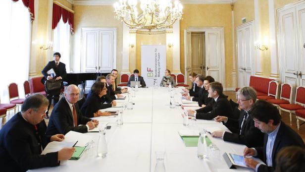 Links die ÖVP-Verhandler, rechts jene der SPÖ: In der Bildungsreformgruppe sitzen vier Landeshauptleute und vier Regierungsmitglieder. Verhandelt wird im prächtigen Audienzsaal des Bildungsministeriums.