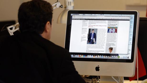 Edwy Plenel, French journalist and Mediapart chief, looks at the Mediapart website on a computer screen in the newsroom at the offices of French investigative news website &quot;Mediapart&quot; in Paris April 8, 2013. Mediapart, staffed by veteran French newspaper and news agency journalists, published its first report on then French Budget Minister Jerome Cahuzac&#039;s affair in early December and followed up by posting a recording of a telephone call, which it said dated from 2000, in which a male voice it cited as Cahuzac&#039;s mentions an account he held at UBS. REUTERS/Charles Platiau (FRANCE - Tags: MEDIA POLITICS)