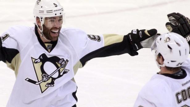 Pittsburgh Penguins&#039; Pascal Dupuis celebrates with teammate Matt Cooke after scoring on the Ottawa Senators during the third period in Game 4 of their NHL Eastern Conference semi-final playoff hockey series in Ottawa May 22, 2013. REUTERS/Blair Gable (CANADA - Tags: SPORT ICE HOCKEY)