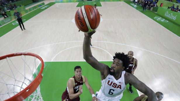 Ein Basketballspieler der USA springt, um den Ball in einem Spiel in Rio 2016 zu werfen.