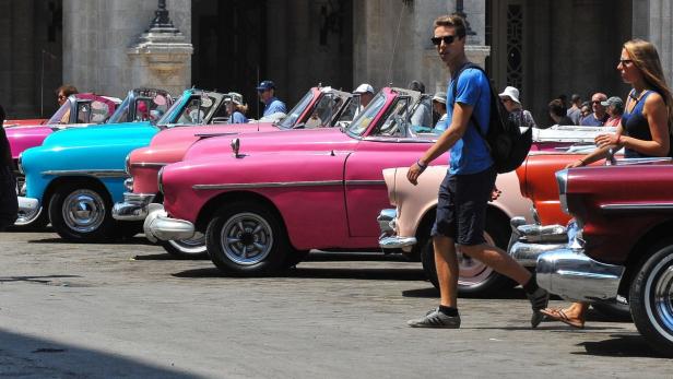 Bunte Oldtimer stehen in einer Reihe in Havanna, Kuba.