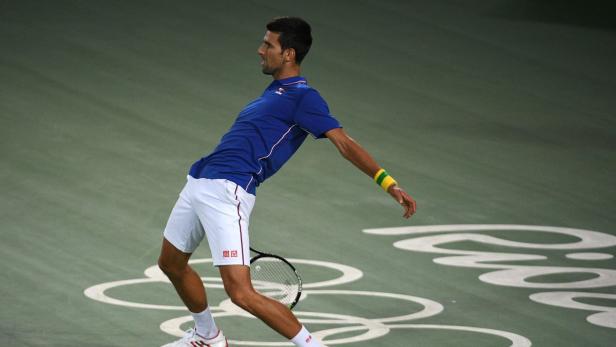 Novak Đoković auf einem Tennisplatz während eines Spiels.