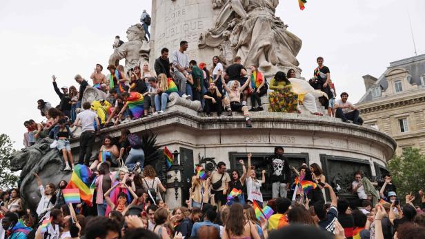 An die 30.000 Teilnehmer an der Pride-Parade in Paris