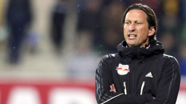 APA12860554 - 22052013 - RIED - ÖSTERREICH: Red Bull Trainer Roger Schmidt während der tipp3-Bundesliga-Begegnung zwischen SV Josko Ried und FC Red Bull Salzburg am Mittwoch, 22. Mai 2013, in Ried. APA-FOTO: ALOIS FURTNER