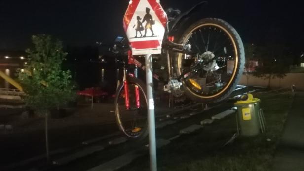 Fahrraddieb scheitert an Verkehrsschild und wird festgenommen