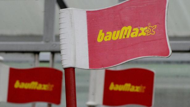 Mehrere rot-weiße Eckfahnen mit dem Logo von Baumax sind zu sehen.