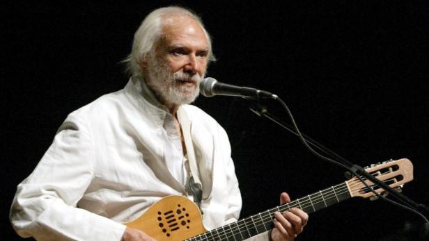 epa00577766 French singer Georges Moustaki performs during a special event in the Unesco Palace in Beirut, Friday 18 November 2005. EPA/NABIL MOUNZER