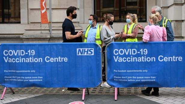 Trotz der hohen Impfquote in England steigen die Infektionszahlen derzeit steil an.