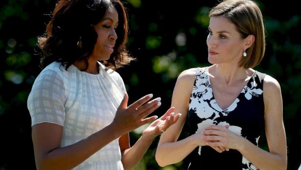 Michelle Obama spricht mit Königin Letizia von Spanien.