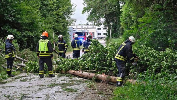 Gewitterfront zog über Österreich: Feuerwehren im Dauereinsatz