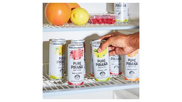 Fruchtig erfrischend ist der neue alkoholische Hard Seltzer Pure Piraña eine prickelnde Abwechslung zum Anstoßen und Genießen für moderne Erwachsene.