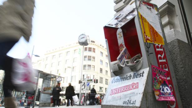 Österreich Tageszeitungsständer im öffentlichen Ra… Österreich Tageszeitungsständer im öffentlichen Raum.