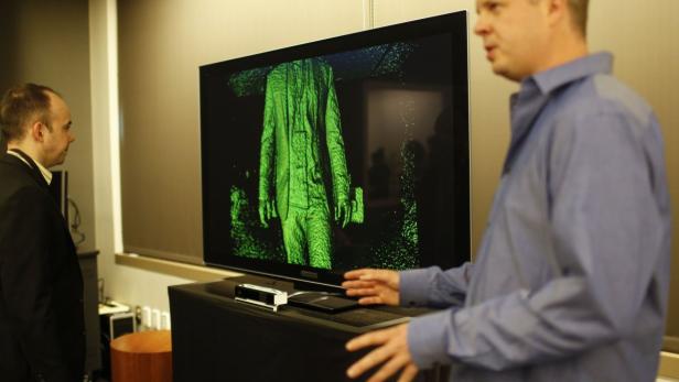 Kinect Group Program Manager Scott Evans (R), demonstrates the newest generation Kinect sensor for the Xbox One during a press event unveiling Microsoft&#039;s new Xbox One in Redmond, Washington May 21, 2013. REUTERS/Nick Adams (UNITED STATES - Tags: SCIENCE TECHNOLOGY ENTERTAINMENT)