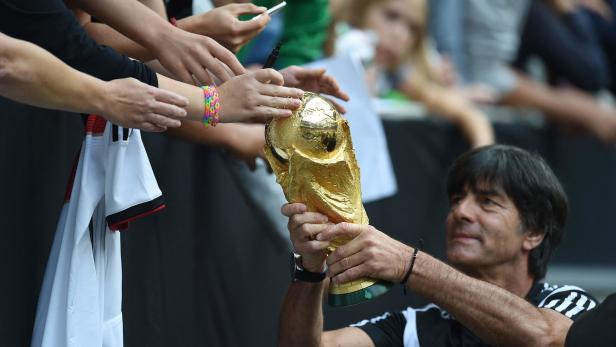 Es war einmal: Joachim Löw mit dem WM-Pokal