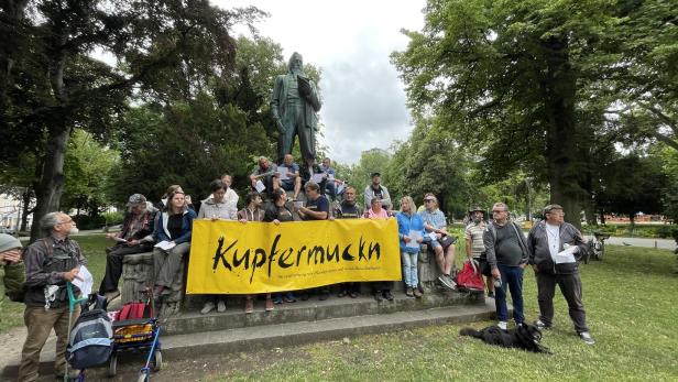 Vor dem Franz-Stelzhamer-Denkmal im Volksgarten sangen sie für ihr „Hoamatland“ – darunter Hermann (Zweiter von rechts).