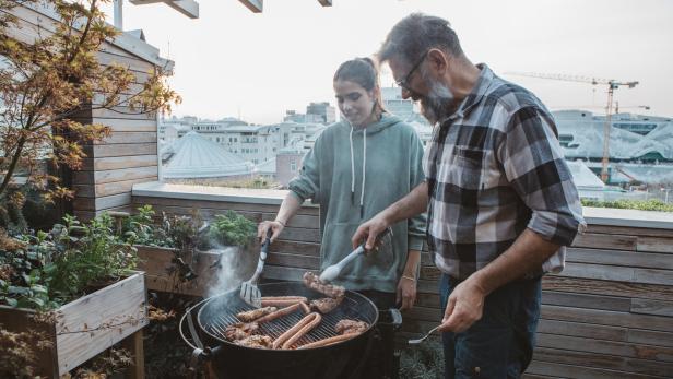 Die Neue meines Vaters ist so alt wie ich – was tun? Älterer Mann und jüngere Frau grillen
