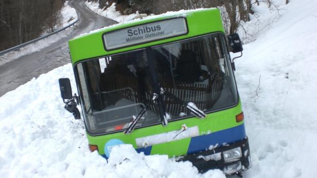Ein grüner „Schibus Mölltaler Gletscher“ steckt im Schnee.