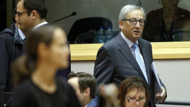 Jean-Claude Juncker bei einer Veranstaltung in einem Konferenzraum.