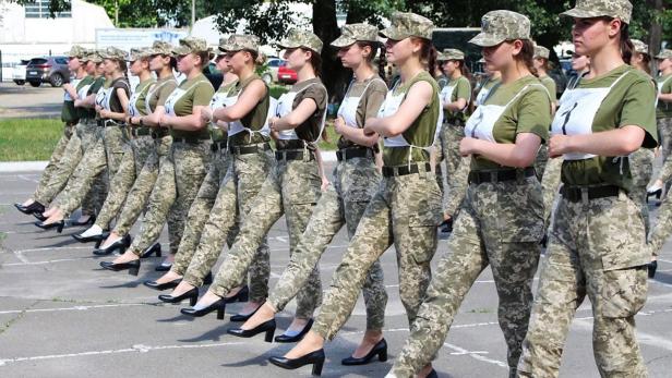Soldatinnen in Pumps? Proteste in der Ukraine