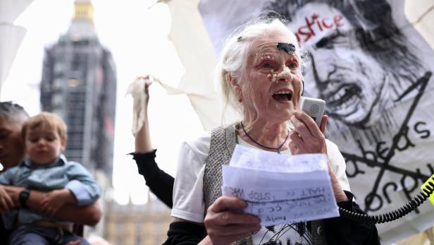 Julian Assange ist 50: Vivienne Westwood feiert Protest-Party