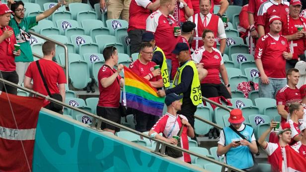 Aufreger in Baku: Ordner nahmen Dänemark-Fans Regenbogen-Fahne ab