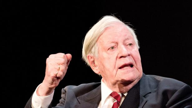 GERMANY HELMUT SCHMIDT Helmut Schmidt, 96, ist noch nicht vollständig geheilt