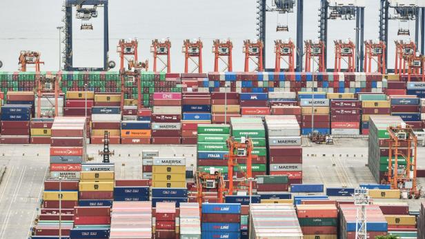 Weiter Stau im Container-Schiffsverkehr in China