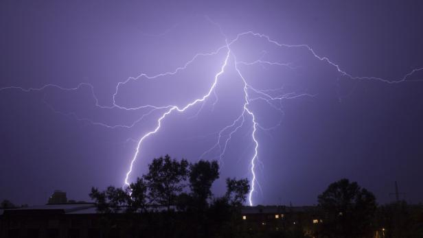 Bildnummer 3893426
Anzünden, Blitz, Bolzen, Wett… Die Höchsttemperaturen liegen nur zwischen 14 und 19 Grad.