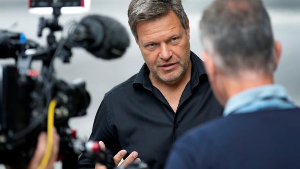 Regisseur Andreas Prochaska ("Das Boot") verfilmt den Roman "Hauke Haiens Tod" von Andrea Paluch und ihrem Ehemann, dem deutschen Bundeswirtschaftsminister Robert Habeck.
