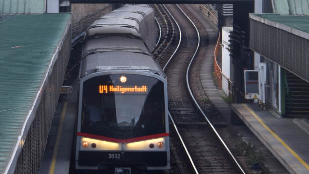 Eine U-Bahn der Linie U4 fährt in die Station Heiligenstadt ein.