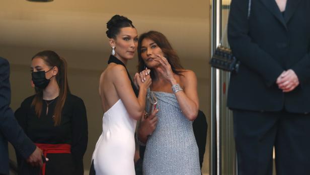 Carla Bruni trifft in Cannes auf Lookalike Bella Hadid: Worüber sie wohl tuscheln?