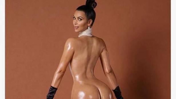 Mit ihrem per Photoshop aufgeblasenen versuchte Kim Kardashian das Internet zu sprengen. Dass nackte Haut zur Aufmerksamkeitssteigerung verwendet wird, wird sich wohl auch in Zukunft schwerlich verhindern lassen. Aber wenn schon, dann bitte mit realistischen Körpermaßen!