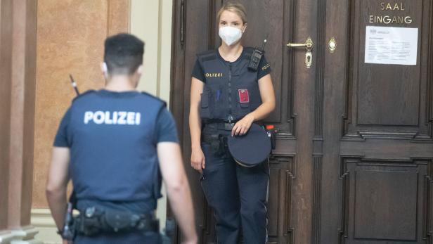 Wiener-Terrorprozess: Maskierter Kronzeuge belastet Wiener IS-Rückkehrer