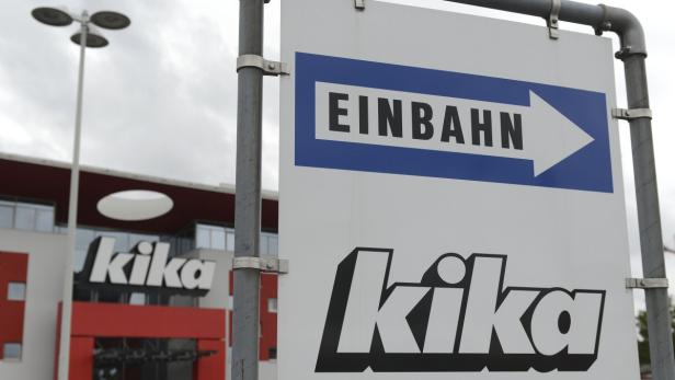 Ein Schild mit der Aufschrift „Einbahn“ und dem Kika-Logo.