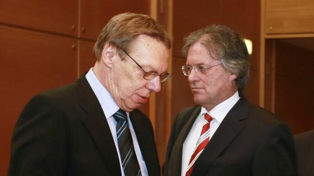 Der frühere Finanzdirektor Werner Penn (l.) und Ex-Finanzstadtrat Johann Mayr zum Prozessauftakt.