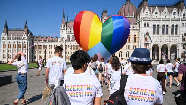 Proteste in Ungarn gegen Orbans homophobes Gesetz
