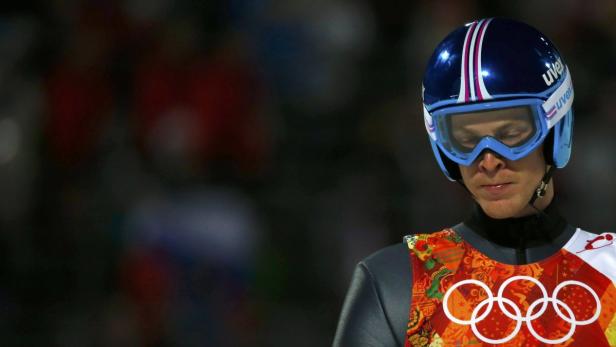 Ein Skispringer mit Helm und Brille bei den Olympischen Spielen.