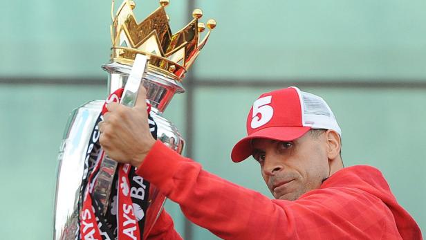 Rio Ferdinand hält die Premier League Trophäe in die Höhe.