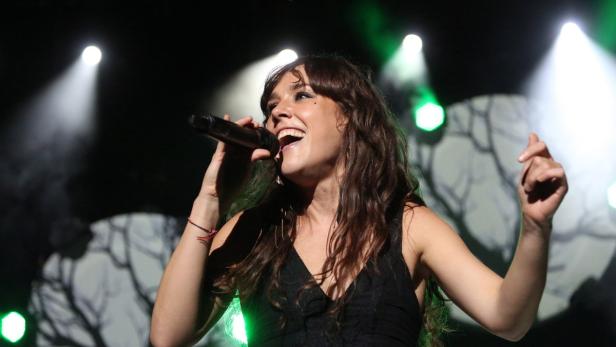 epa03250709 French singer Zaz performs during a concert in Warsaw, Poland, 05 May 2012. EPA/PAWEL SUPERNAK POLAND OUT