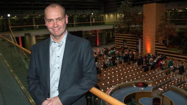 Erfurt 18 Erfurter Herbstlese Atrium der Stadtwerke Simon Beckett Der Hof Zweisprachige Vera
