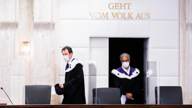 KOPFTUCHVERBOT - VERFASSUNGSGERICHTSHOF HOB REGELUNG AUF KOPFTUCHVERBOT - VERFASSUNGSGERICHTSHOF HOB REGELUNG AUF