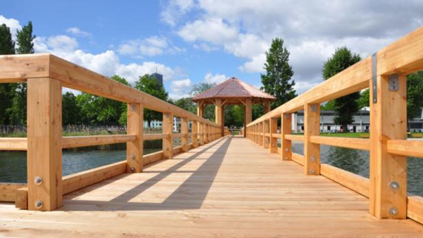 Am Standort im Strandbad Alte Donau wurde der 60 Meter lange Badesteg vollständig erneuert. Die Holzkonstruktion bietet Wassereinstiege, Geländer und eine 108 m2 große Badeplattform.