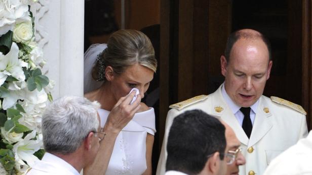 Fürstin Charlène weint an ihrem Hochzeitstag, während Fürst Albert daneben steht.