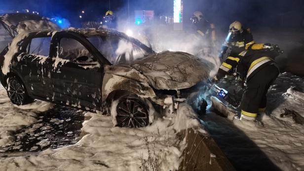 Betrunkener rettet sich in letzter Sekunde aus brennendem Auto