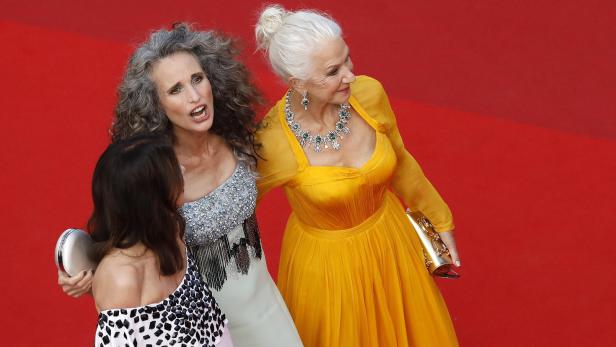 Andie MacDowell (Mi.) und Helen Mirren (re.) auf dem roten Teppich von Cannes