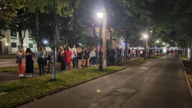 &quot;Bitte Warten&quot;, hieß es am Freitagabend vor dem Club im Volksgarten.