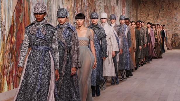 Dior-Designerin Maria Grazia Chiuri zeigte einen Mix aus Bouclé und Seide
