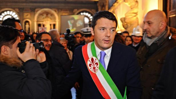 Matteo Renzi trägt eine Schärpe in den Farben der italienischen Flagge.